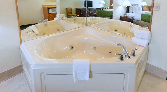 Michigan Jacuzzi® Suites & Romantic Michigan Honeymoon Suites with Hot Tub