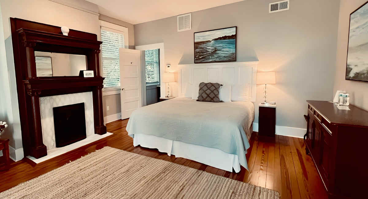 Gorgeous King Room with Fireplace at the 607 Bay Inn, Downtown Beaufort SC
