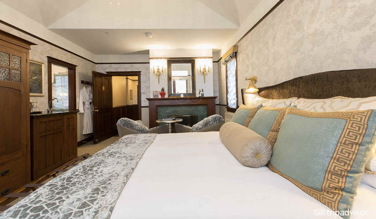 Photo of a King Bed Room at Abigail's Hotel in Downtown Victoria, BC