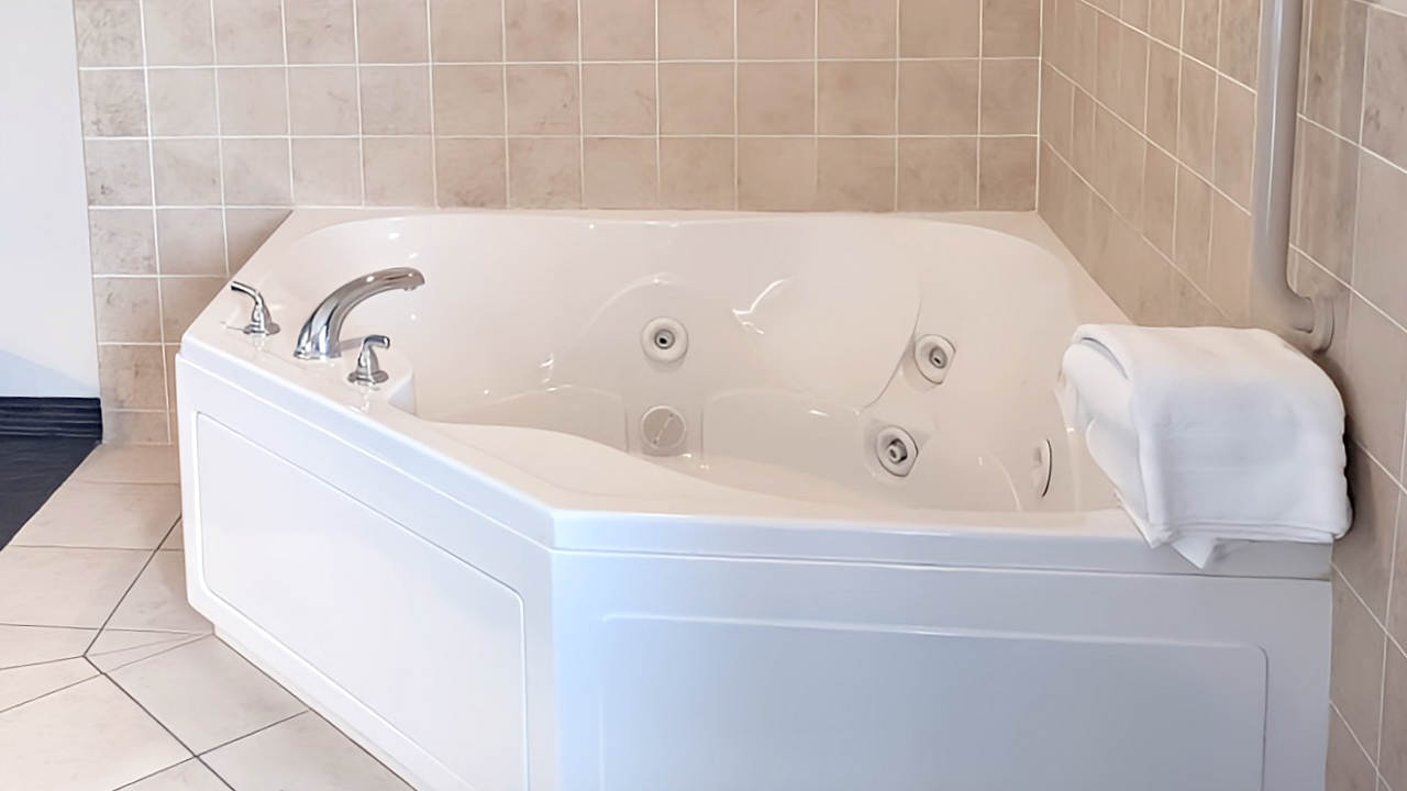 Americinn Inn Green Bay East Private In-Room Jetted Tub