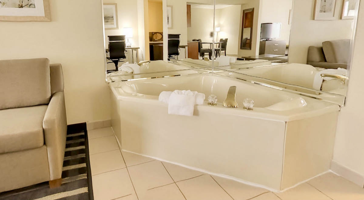 Whirlpool Suite Close to Atlanta Airport at Skypoint Hotel & Suites