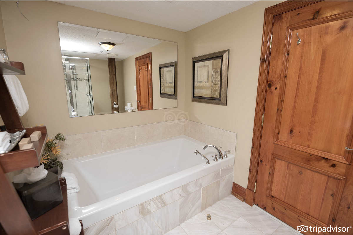 Auberge du Vieux-Port Jetted Tub Suite