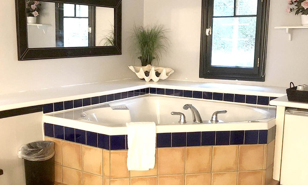 Jetted Whirlpool Tub at the Barclay House B&B, close to Stanley Park and Robson Street in Vancouver's West End.