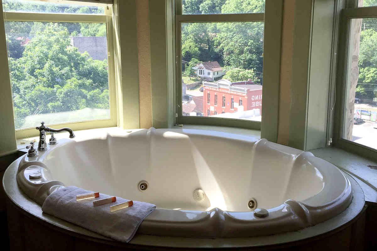 Arkansas Hot Tub Suites Romantic Rooms with Private Jetted Tubs