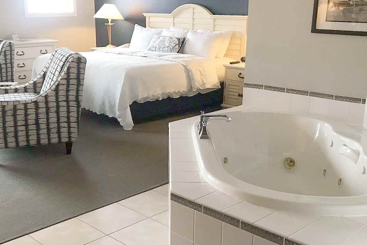 Bay Pointe Waterfront Suite with Whirlpool Tub in Shelbyville, Michigan