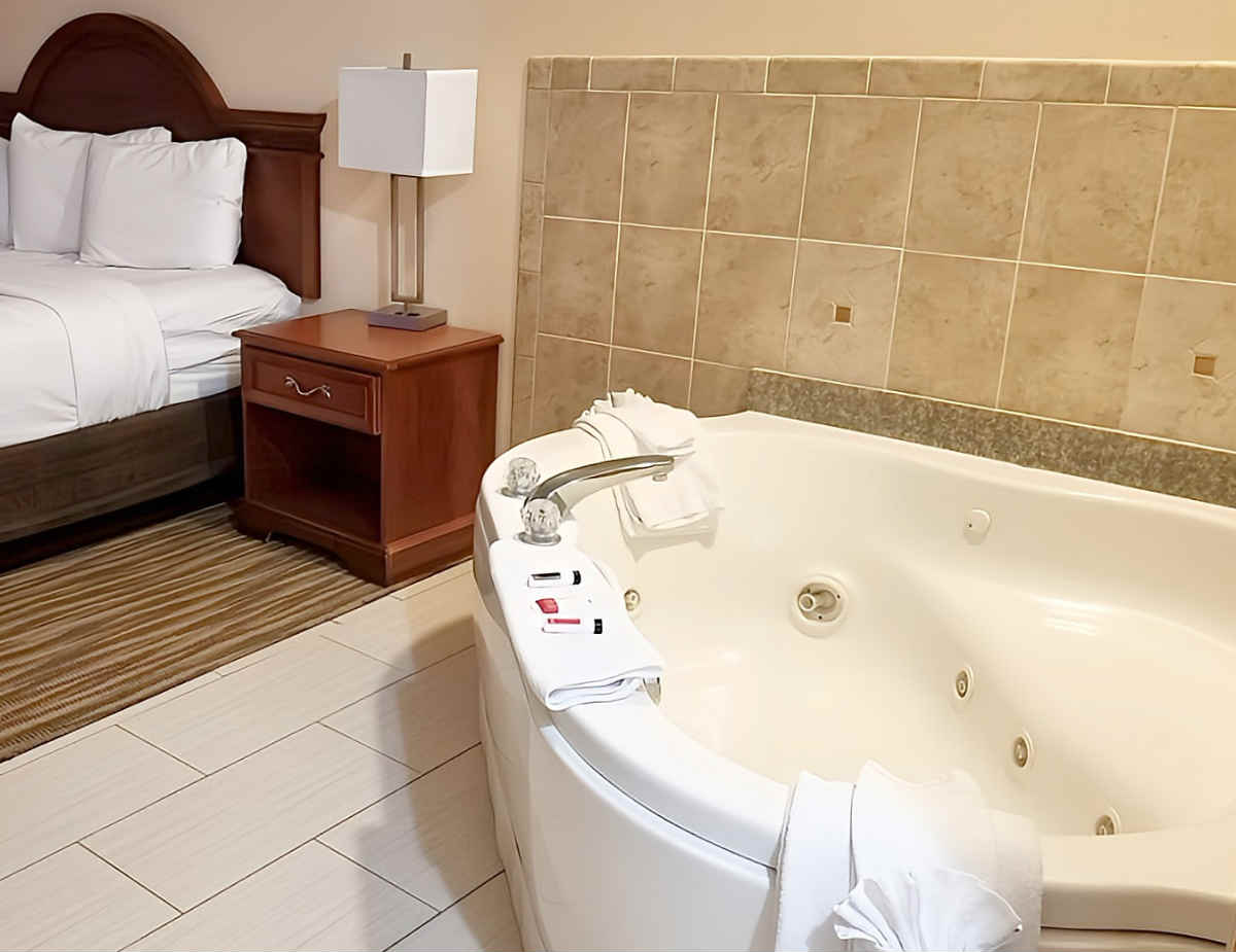 Jetted Tub Suite in Augusta GA at The Baymont Inn