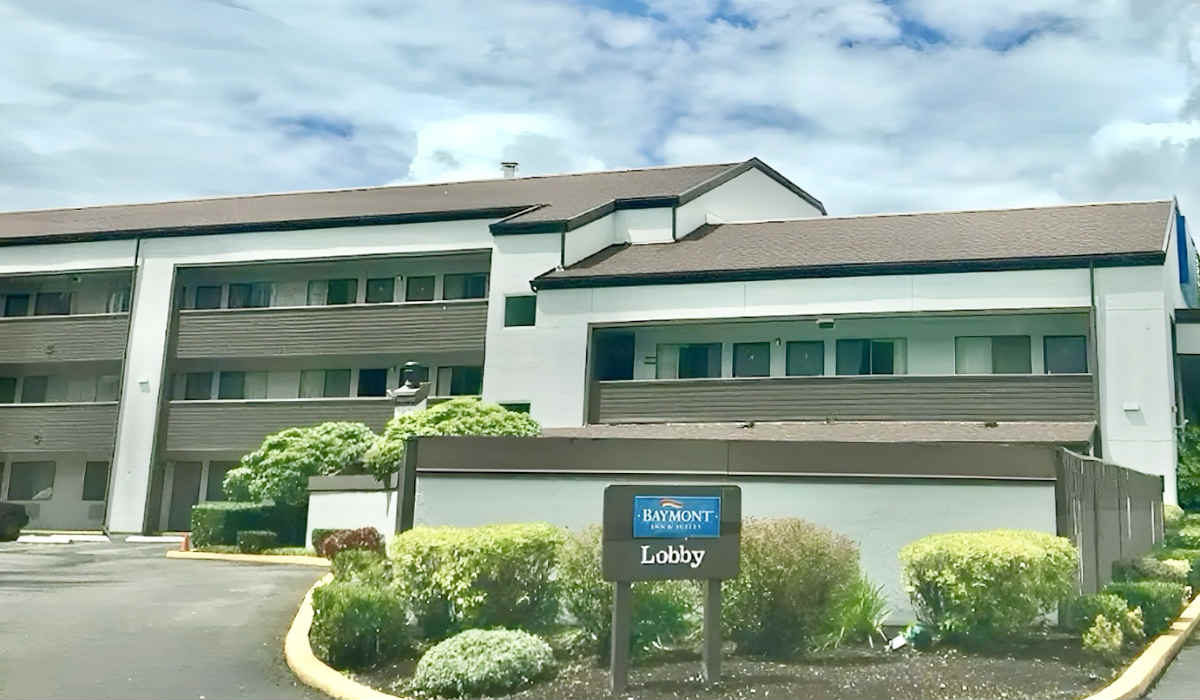 Outside View of the Front of the Baymont Seattle Kirkland WA