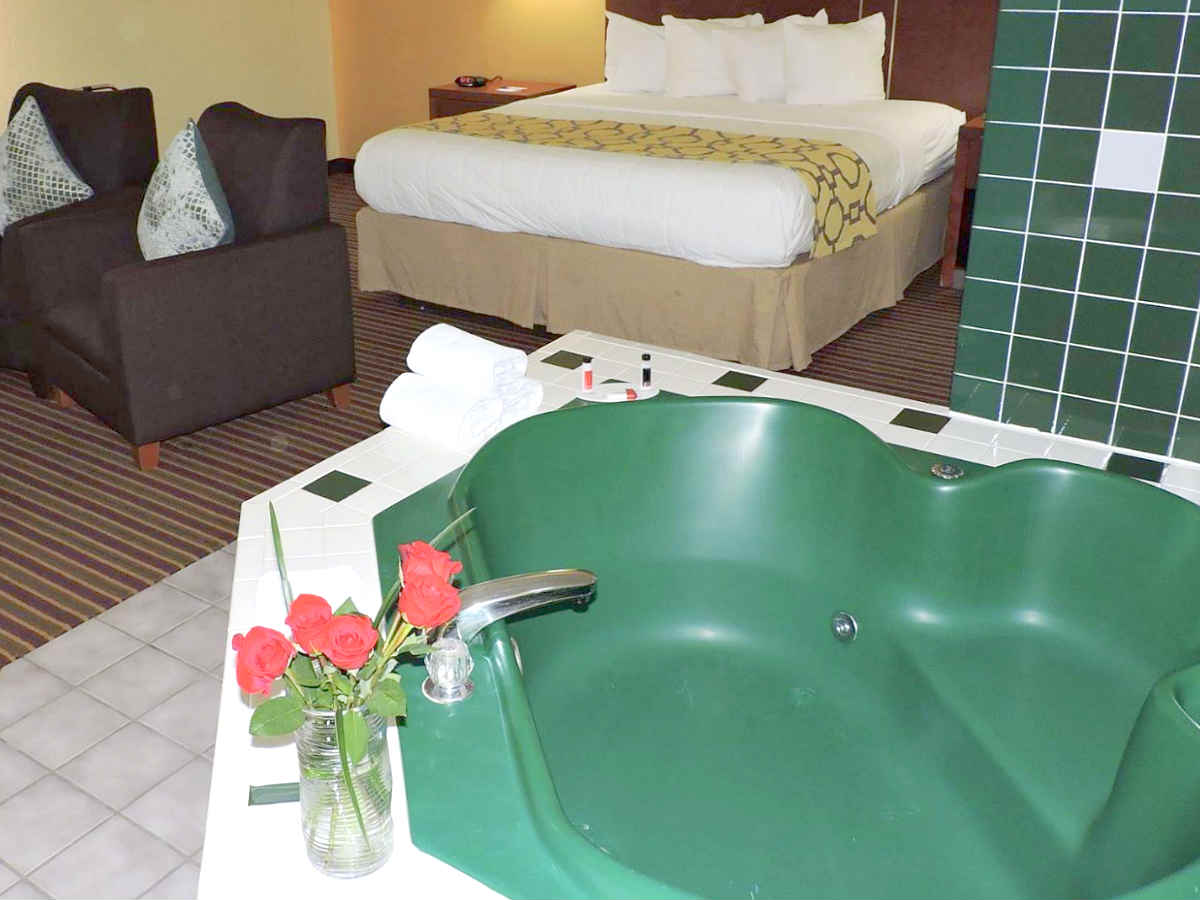 In-Room Jetted Tub at the Baymont Bowling Green, Kentucky