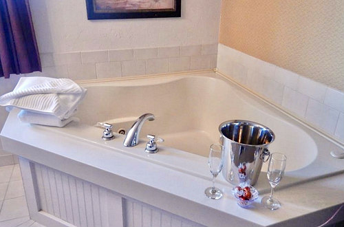 Massachusetts Hot Tub Suites Hotel, Hotels In Boston With Big Bathtubs
