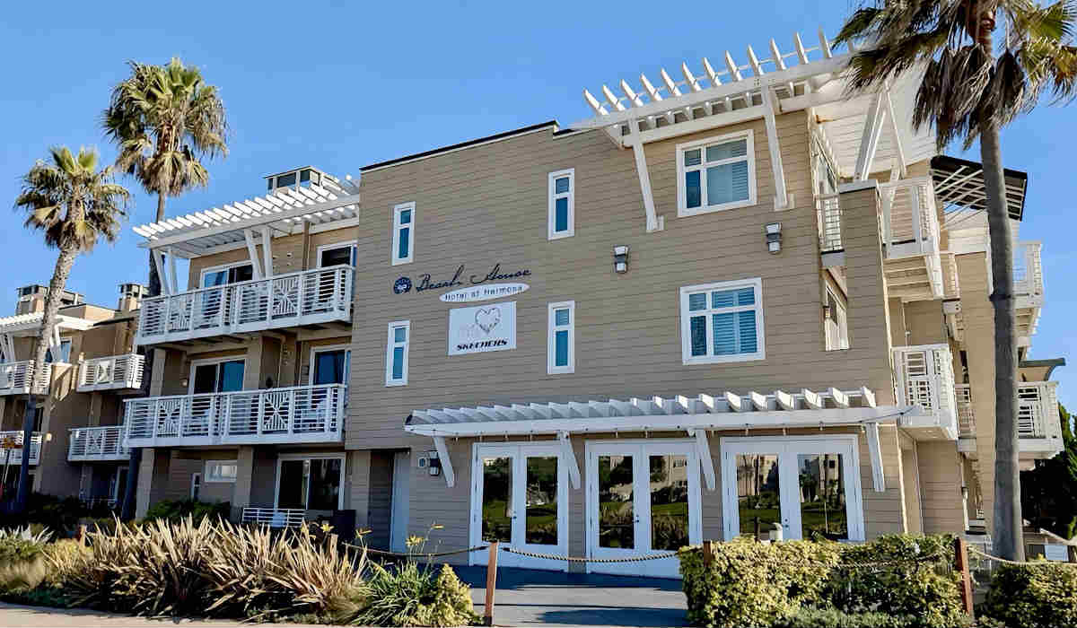 Outside View of the Attractive Beach House Hotel in Hermosa Beach, CA
