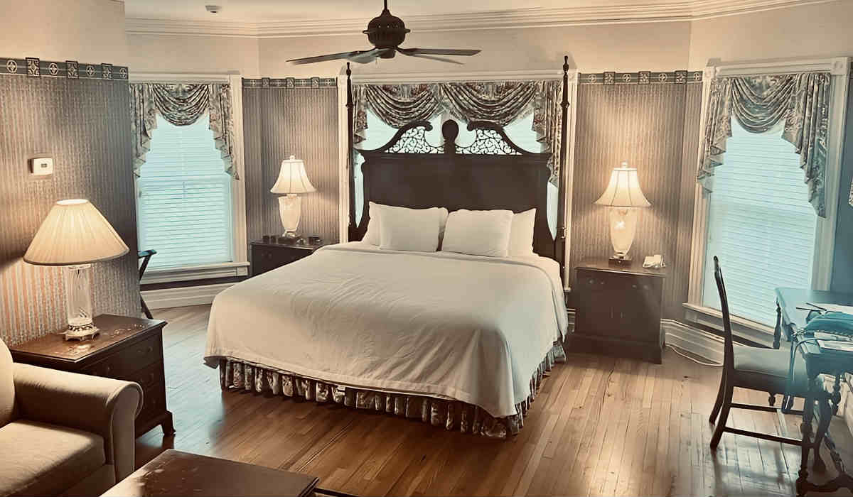Beautiful King Suite Ideal for Romantic Getaways and Honeymoons at the Beaufort Inn, Beaufort SC