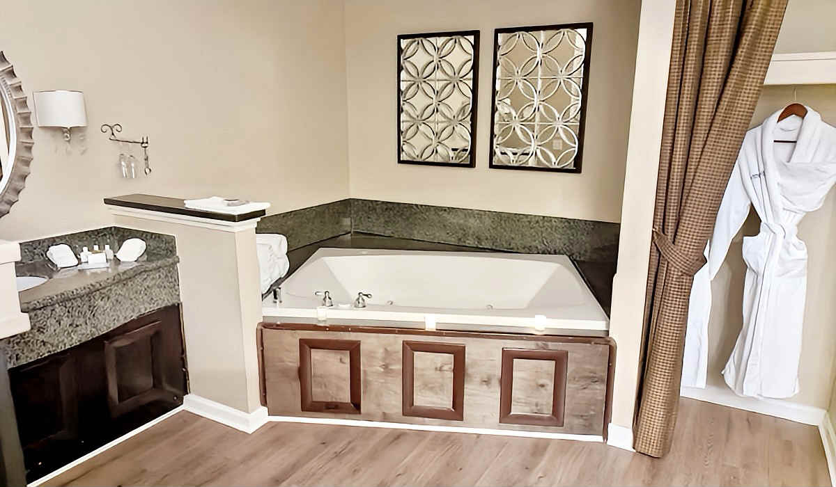 Suite with a Whirlpool Tub at Belamere Suites in Ohio