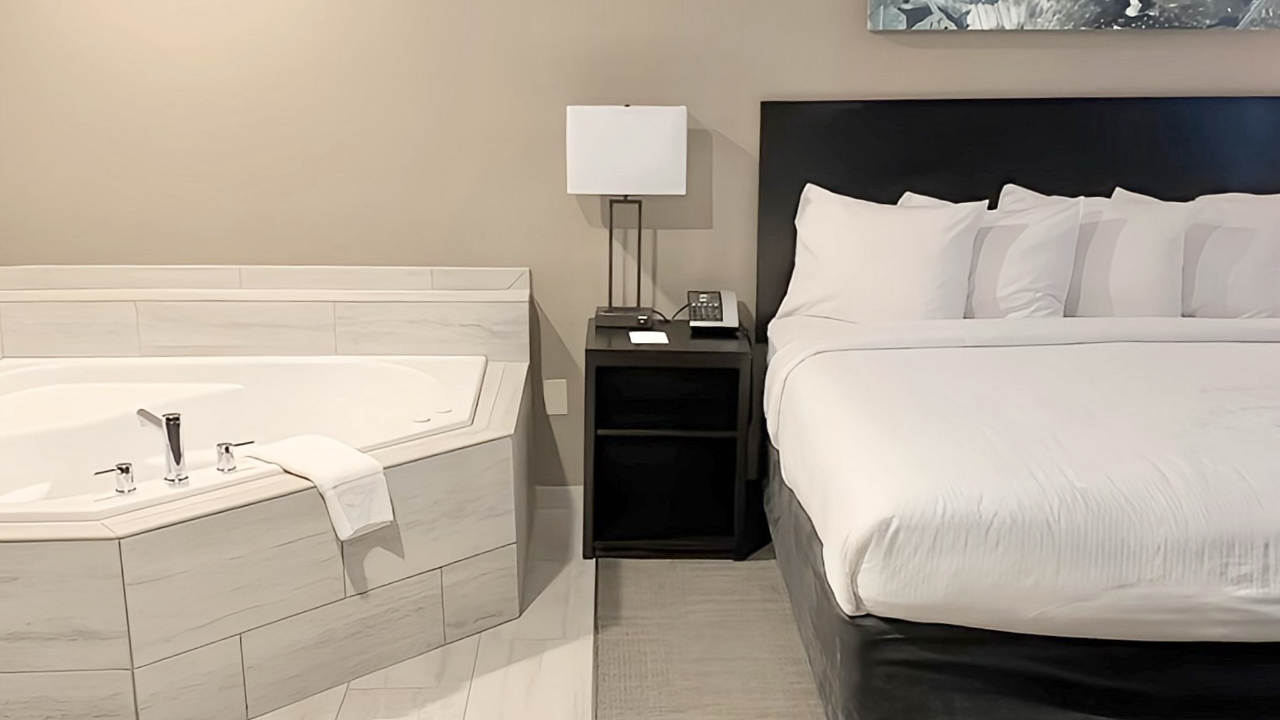 King Bed and Corner Jetted Spa Tub in a Room at the Berlin Encore Hotel, Berlin Ohio