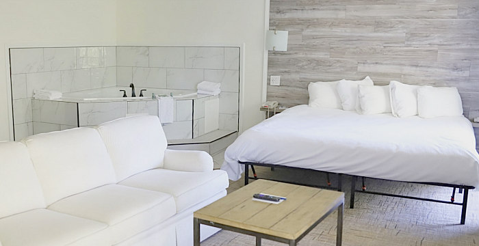 Best Western Branson Inn - Suite with King Bed & Jetted Spa Tub