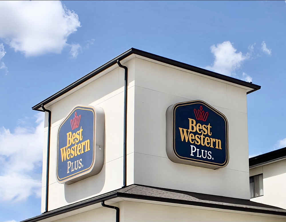 Sign on the Roof of the Best Western Country Inn, Dodge City, KS