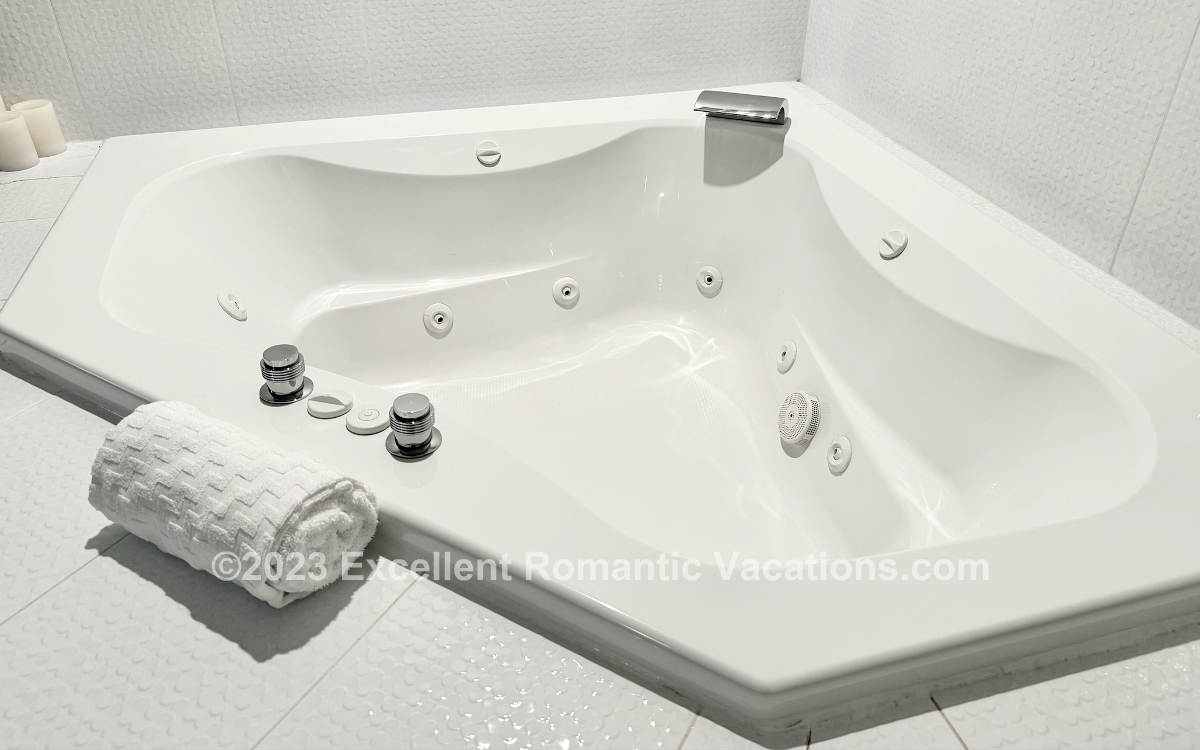Suite with a JACUZZI® Tub for 2 at the Best Western in Duncan, BC