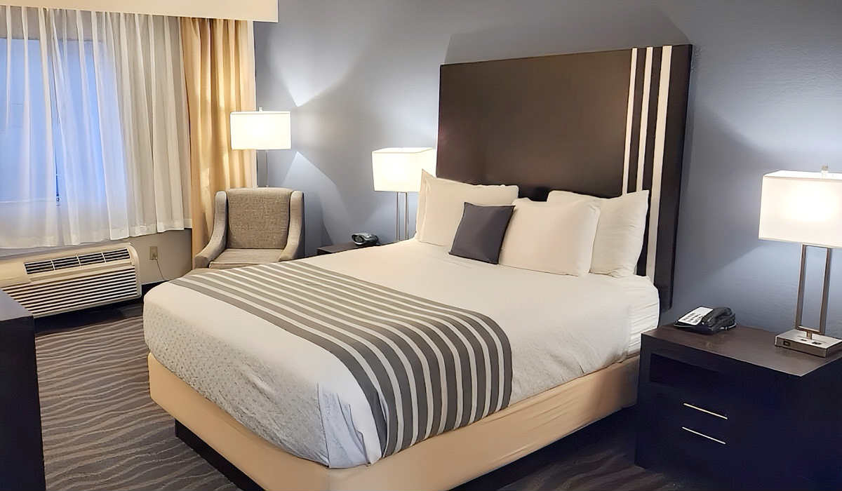 Romantic & Updated Best Western King Room in Edmond, WA