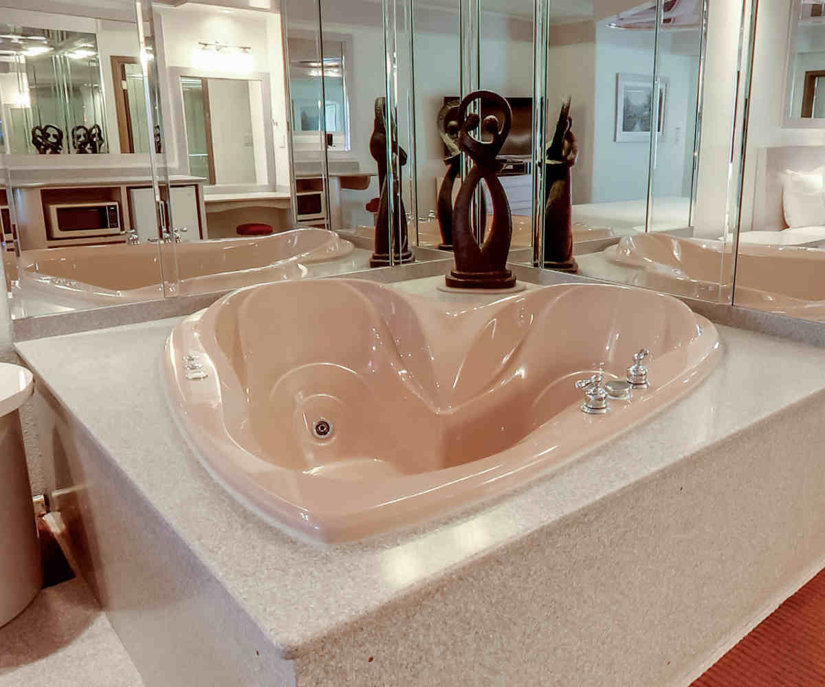Heart-Shaped Jetted Tub in a Theme Suite at the Best Western Galena, IL