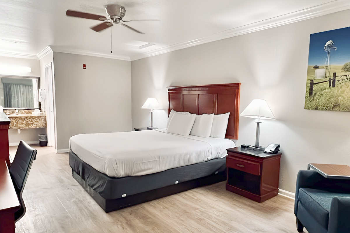 Beautiful King Suite with Hot Tub at Best Western Heritage Inn, Bakersfield CA