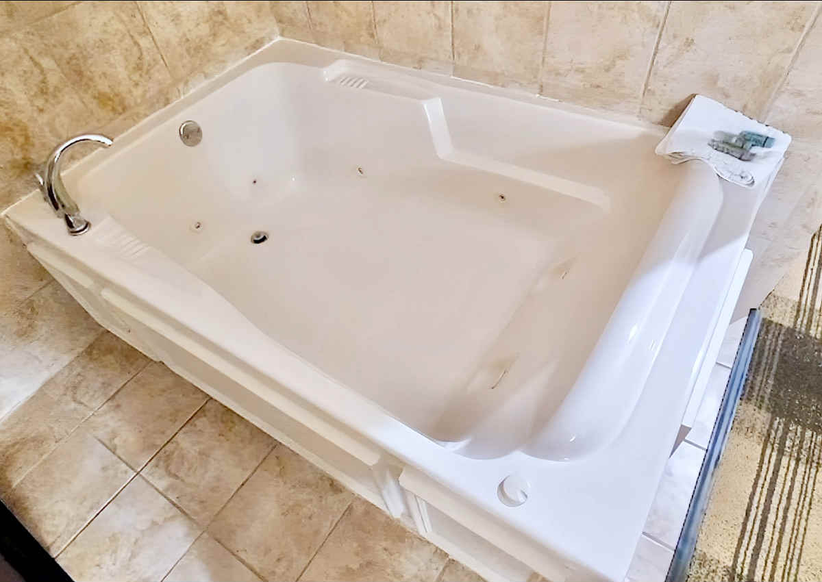 2-Person JACUZZI® Tub in a Room at the Best Western Lockhart, Texas