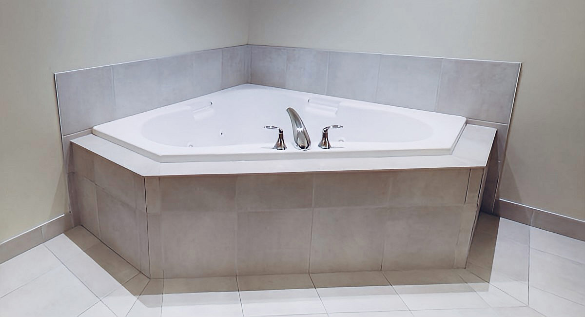 Corner Jetted Tub in a Suite at the Best Western Service Inn & Suites, Lethbridge AB