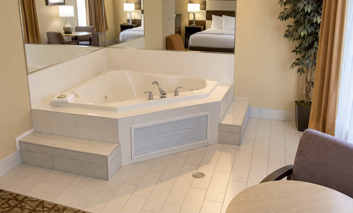 Attractive Jetted Tub Suite at teh Best Western in Joliet, Illinois