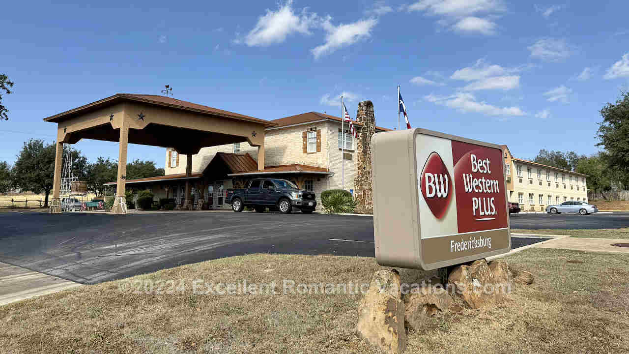 View of the Front of the Best Western Plus Hotel in Fredericksburg, Texas