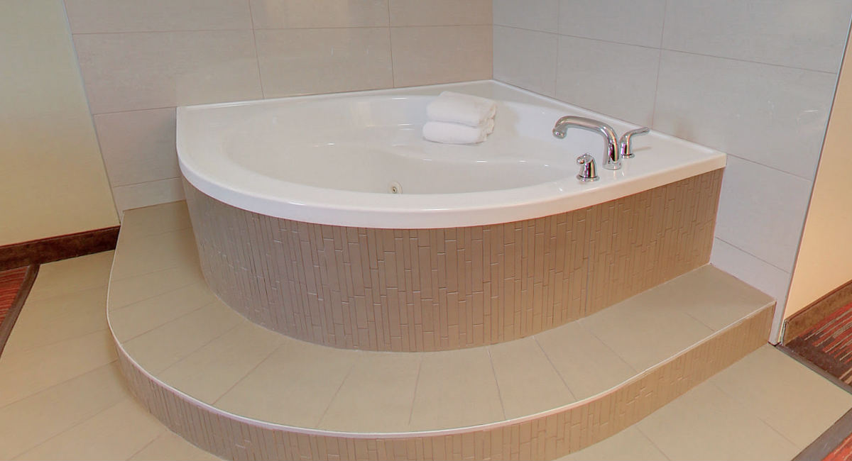 BW Plus Red Deer Suite With an In-Room Jetted Spa Tub