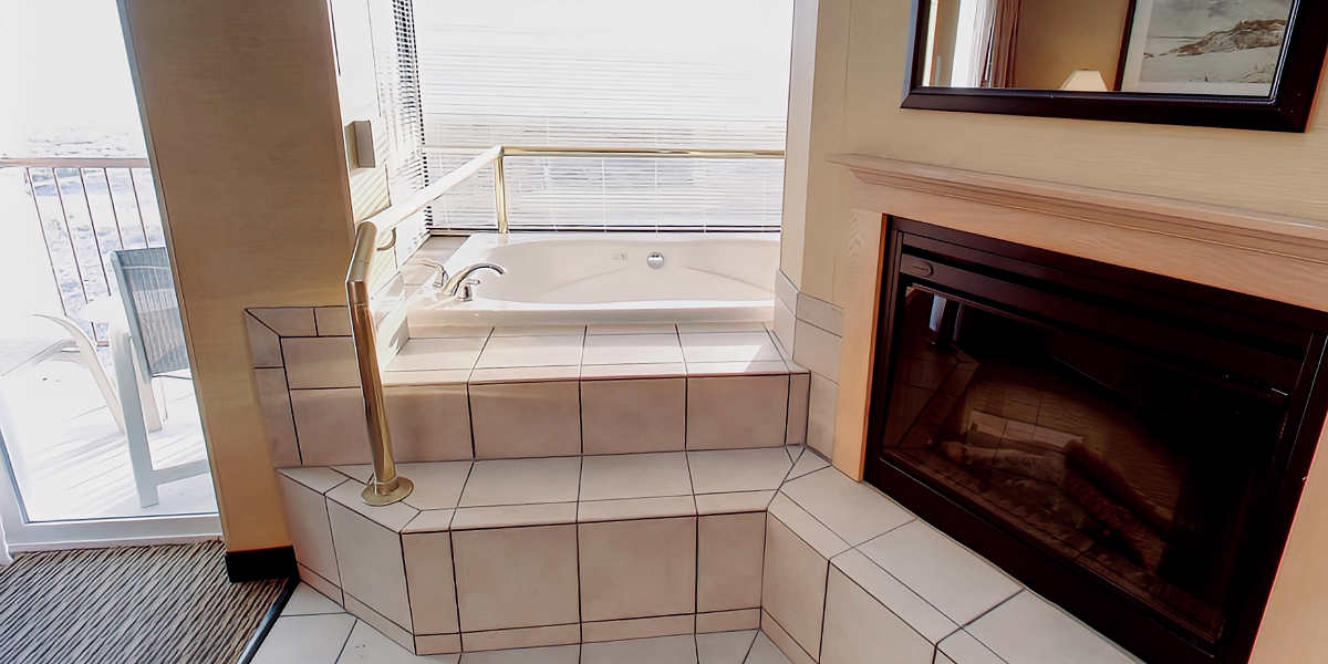 Fireplace and 2-Person Jetted Tub in an Oceanview Suite at the Best Western Plus in Seaside, Oregon