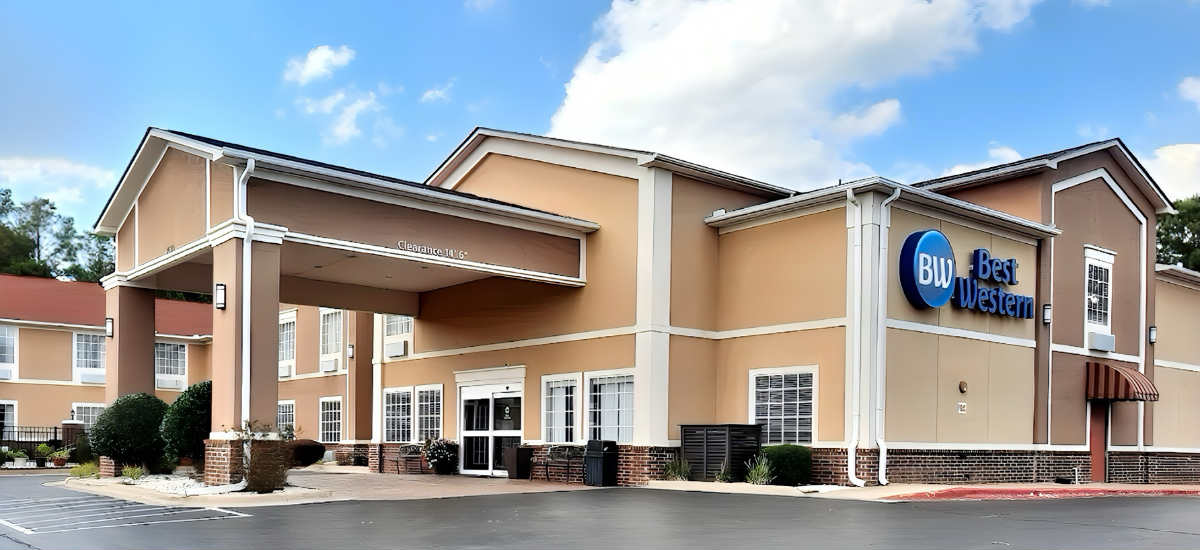 Outside View if the Best Western Sherwood Inn in North Little Rock, AR