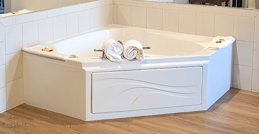 Corner Whirlpool Tub for 2 Persons in a Room at the Best Western Dubuque, IA