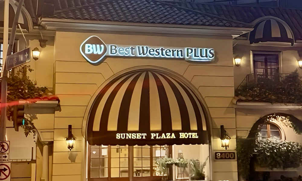 Street View of the Best Western Plaza Sunset Hotel In Los Angeles at Night.