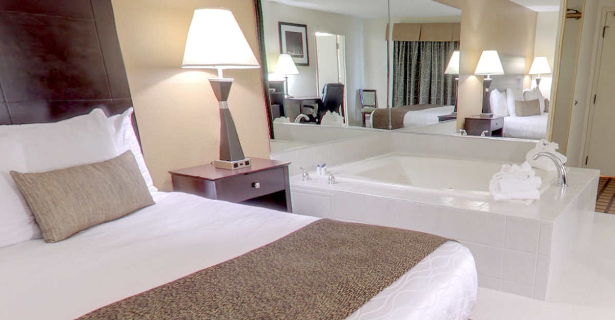 Whirlpool Tub for 2 in a Suite at the Best Western Oakbrook Inn, Close to Chicago IL