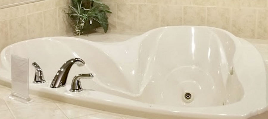 2-Person Whirlpool Tub in Grand Rapids, Michigan at the Best Western Executive Inn