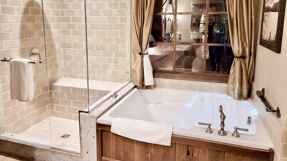 Beautiful 2-Person Jetted Tub Next to a Walk-In Shower at Big Cypress Lodge in Memphis, TN