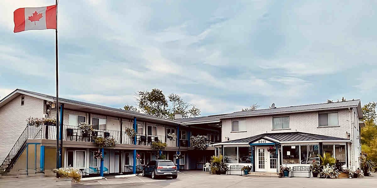 Front of the Blue Moon Motel in Niagara Falls