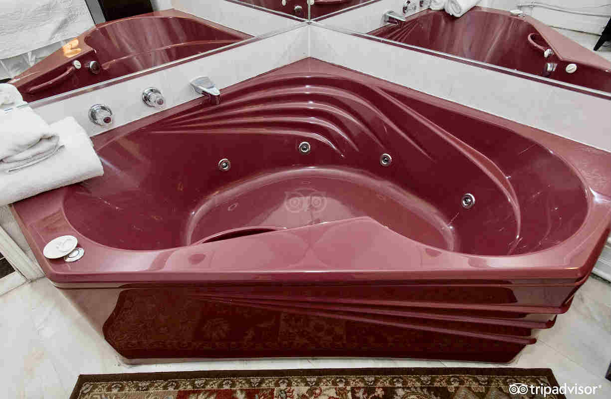 Budget Whirlpool Tub Suite - Blue Moon Motel, Niagara Falls, Ontario