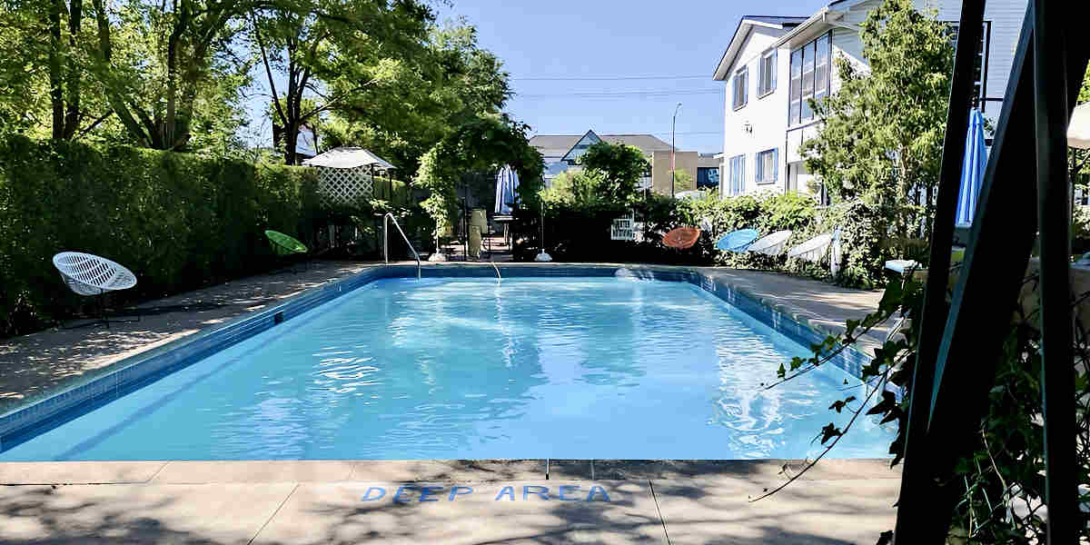 Outdoor Pool at the Blue Moon Motel in Niagara Falls, Ontario