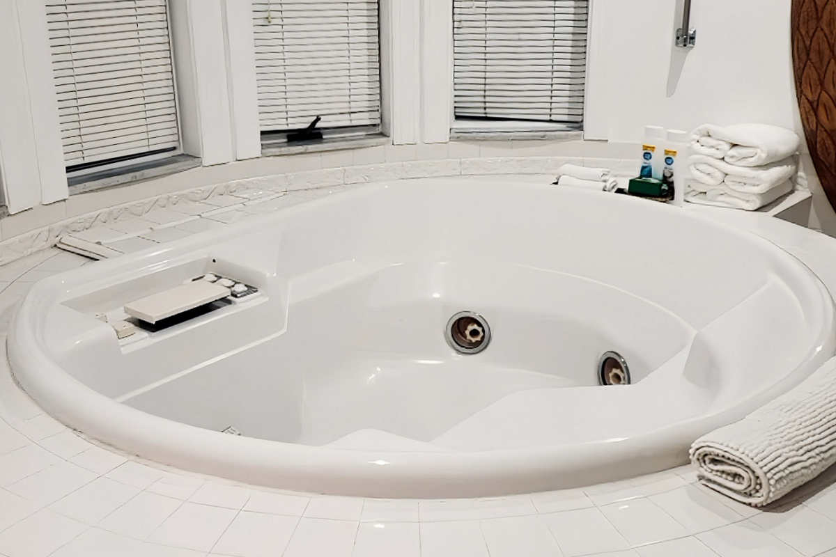 Suite with a Jetted Tub at the Columbia Inn at Peralynna, MD