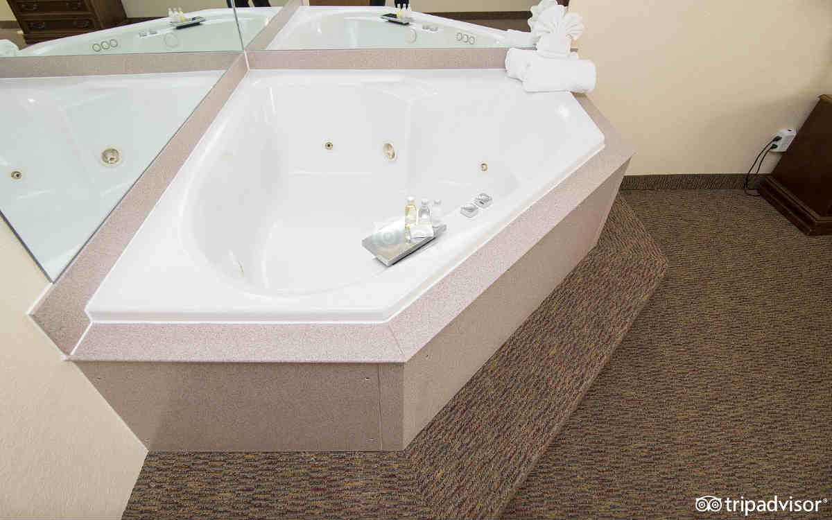 Branson Tower Jetted Tub Suite
