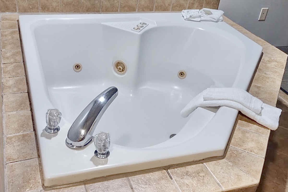 Country Inn & Suites Whirlpool Suite in Brockton, MA