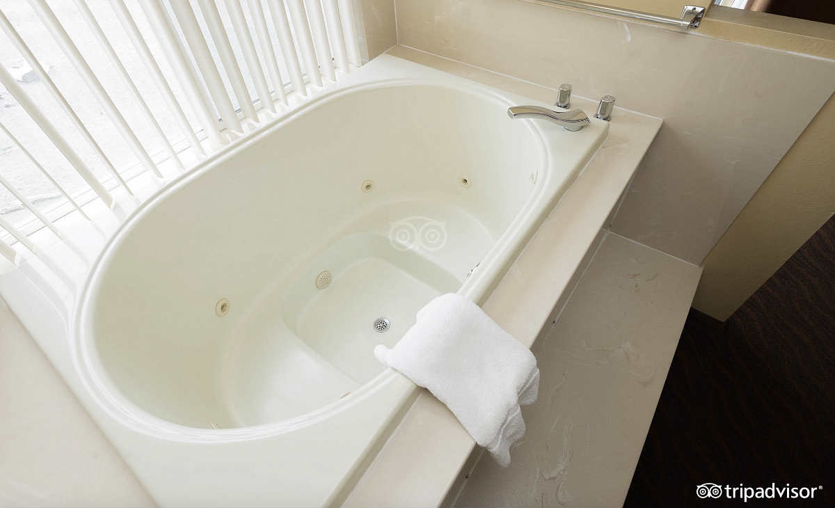 Beachfront Inn Jetted Tub Suite in Brookings, Oregon