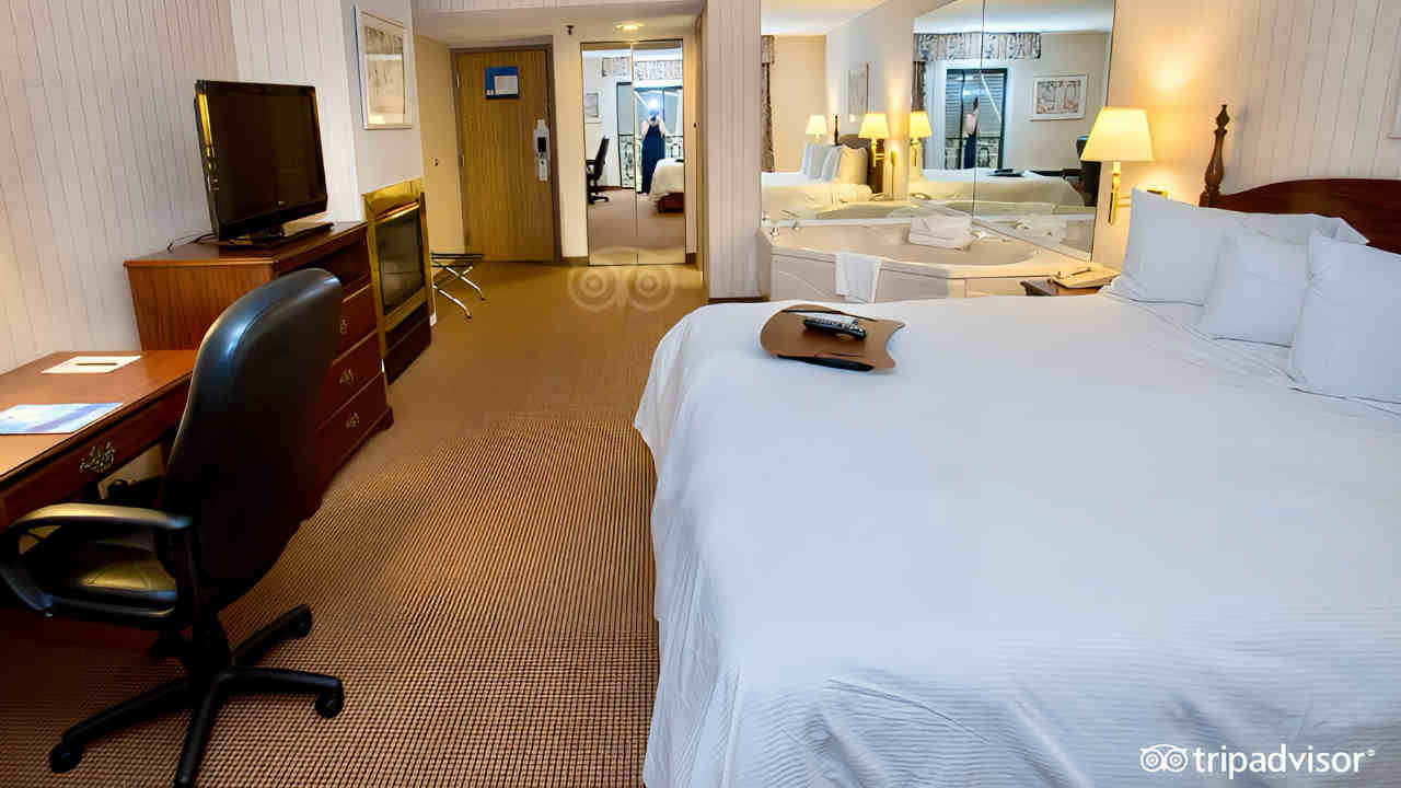 Cheap Jetted Tub Suite at Clifton Victoria Inn at the Falls