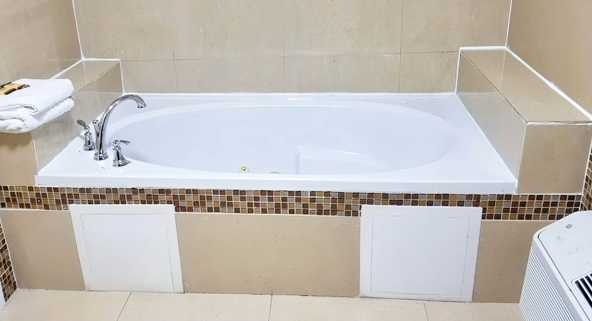 In-Room Whirlpool Tub and Towels in a Romantic Suite at the Best Western JFK Inn, North Little Rock, Arkansas