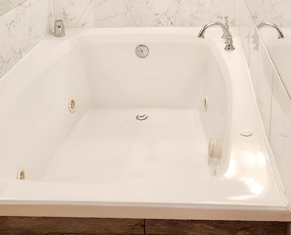 In-Room Spa Bath Large Enough for 2 Persons at the Best Western Newark Airport West