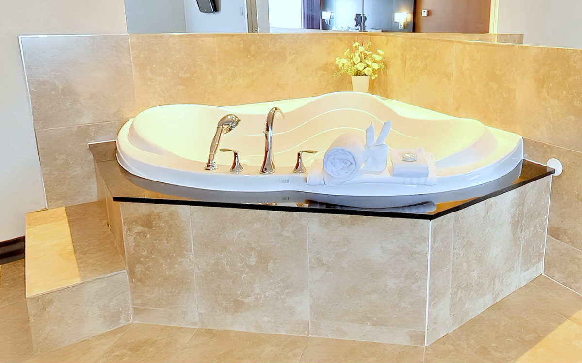 Suite with a JACUZZI® Tub at the Best Western Plus Hotel Near Toronto in North York, ON.