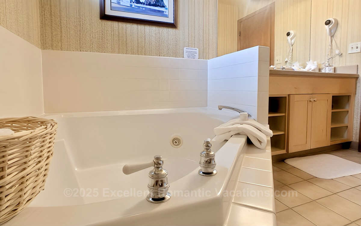 Beautiful Oregon Coast JACUZZI® Tub Suite at the Inn at Cannon Beach