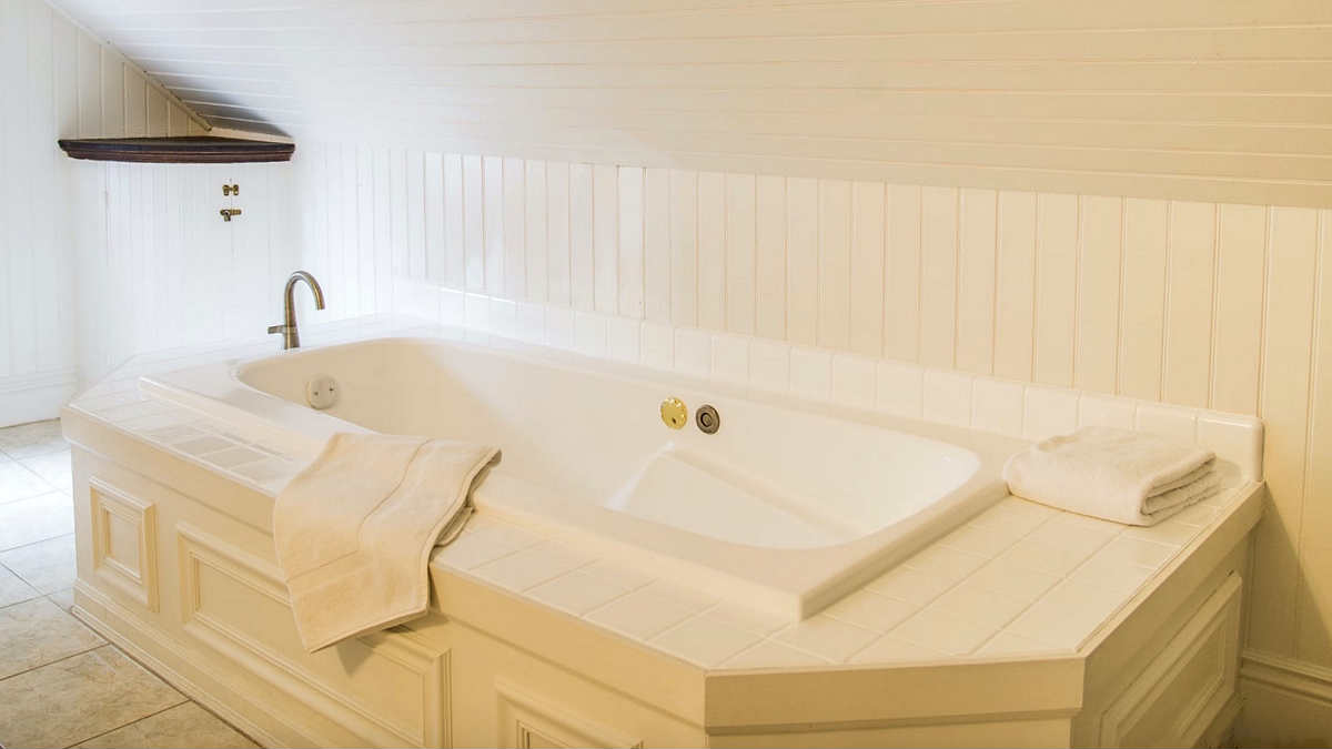 Jetted Tub for 2 at the Cedar Gables Inn, Napa