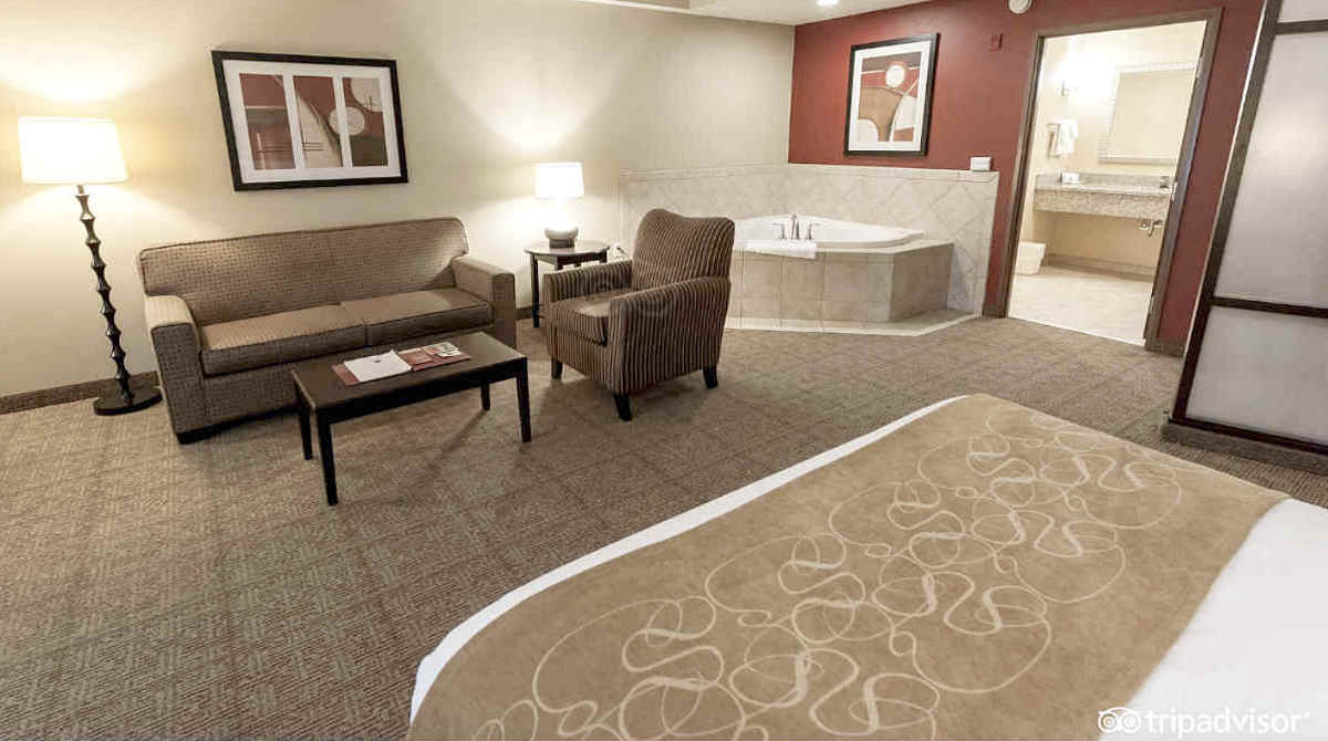 Comfort Suites Charleston, SC Romantic Suite with In-Room Spa Tub