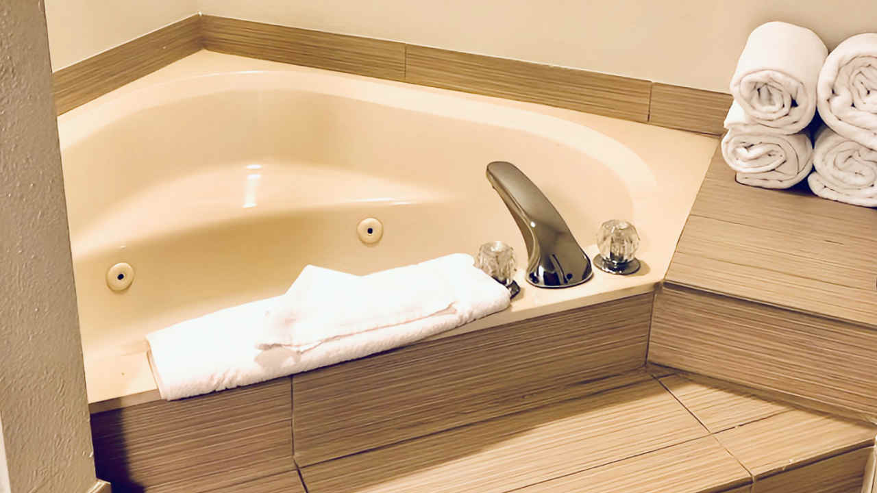 Comfortable In-Room Spa Tub at Courtyard Chattanooga Downtown